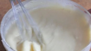 Cam kasede şekerle çırpılmış yumurta sarısı.