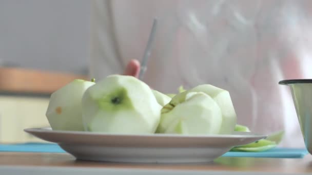 A woman peeled an apple on a plate. Part 3. Woman clears the table. — Stock Video