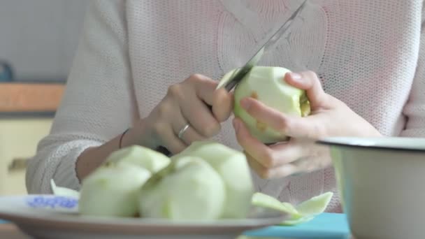 En kvinna skalade ett äpple på en tallrik. Del 2. Kvinnan rensar bordet. — Stockvideo