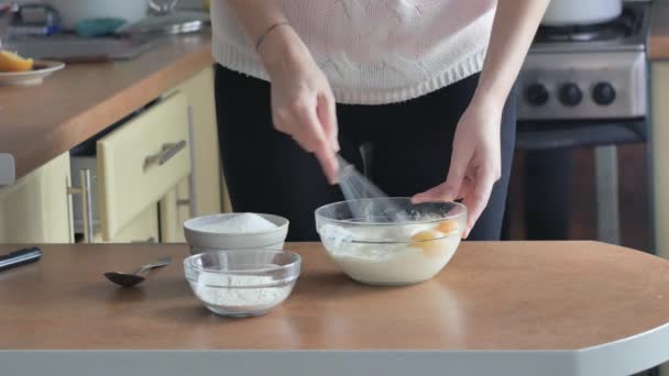 Jaunes d'œufs fouettés avec du sucre dans un bol en verre — Video