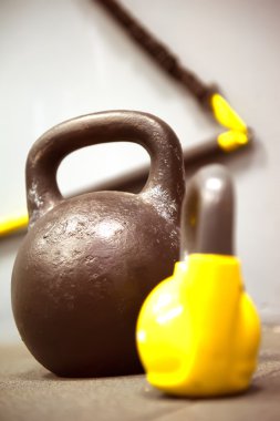 Spor salonu zemin - renkli kettlebells ağırlık odak büyük su ısıtıcısı çan