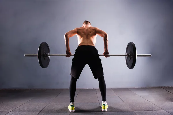 Ein Mann oben ohne hebt die Barbe. Crossfit Fitness Studio Schwergewichtsstange durch starkes Training — Stockfoto