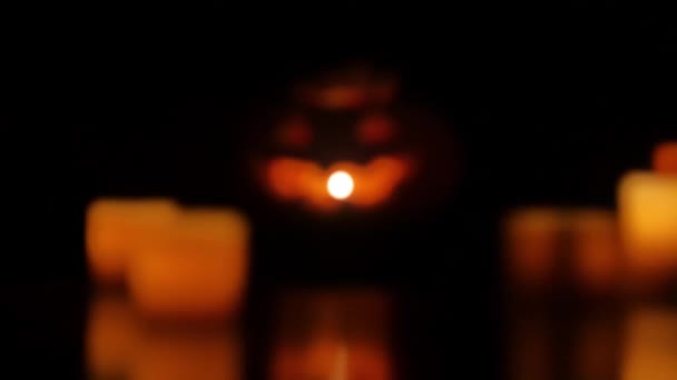 Calabaza Helloween y velas fondo borroso — Vídeos de Stock