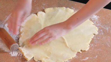 Fırıncı hamur yoğuruyor masada merdaneyle