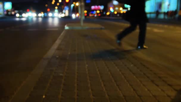 사람들이 도시에 횡단 보도 건너. 뉴욕 시 밤 빛 배경 — 비디오