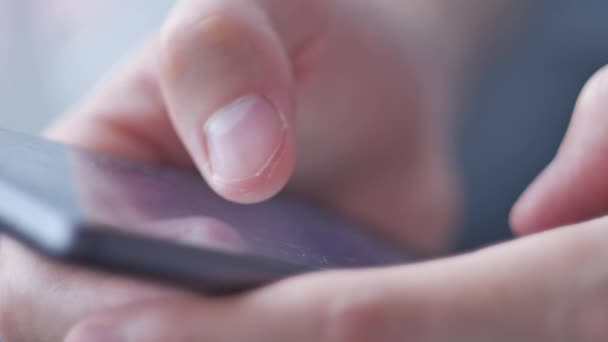Mãos close-up usando telefone celular touchscreen — Vídeo de Stock