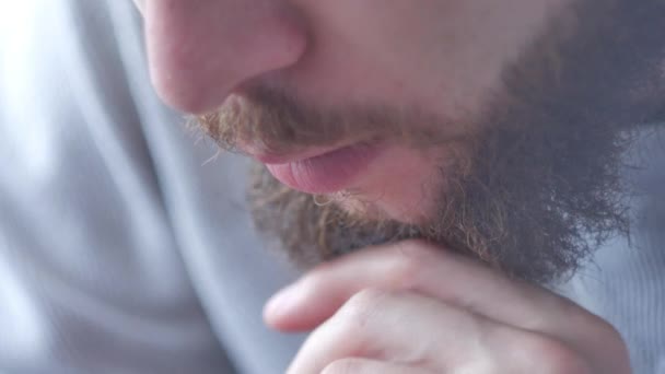 Extremo close-up de um homem barbudo girando seu bigode ridiculamente longo — Vídeo de Stock