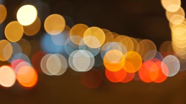 Arka plan bulanık. Gece trafiğinde bokeh daireler çiziyorum. Bangkok, Tayland 'daki Ratchaprasong Kavşağı' ndaki gece lambalarını söndürün. Hareket eden parçacıklar. Renkli, bulanık, bokeh ışıkları arka plan.