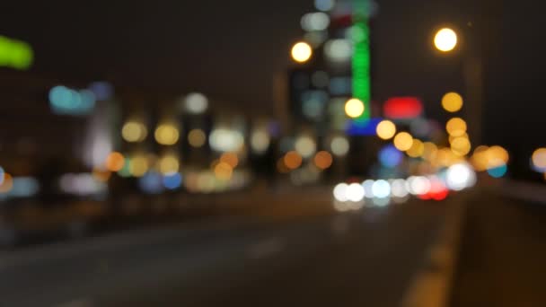 Fondo borroso. Moviéndose círculos bokeh de tráfico nocturno. Semáforos nocturnos desenfocados en Ratchaprasong Intersection Bangkok, Tailandia. Partículas en movimiento. Fondo colorido, borroso, luces bokeh. — Vídeo de stock
