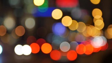 Arka plan bulanık. Gece trafiğinde bokeh daireler çiziyorum. Bangkok, Tayland 'daki Ratchaprasong Kavşağı' ndaki gece lambalarını söndürün. Hareket eden parçacıklar. Renkli, bulanık, bokeh ışıkları arka plan.