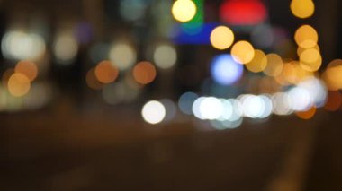 Arka plan bulanık. Gece trafiğinde bokeh daireler çiziyorum. Yağmur damlalarında camların arasından gece trafik ışıklarını söndürün. Renkli, bulanık, bokeh ışıkları arka plan.