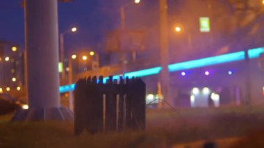 Gece şehir kanalizasyon ekspres arka planda buhar ve ışıklar ışınlarından çiftleri geçmek