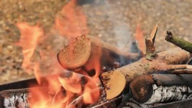 Odun ve kömür içinde mangal yakma. Cook mangal şiş kebap için hazırlanıyor ve ızgara et ve balık yağmurda poker kullanır. Kağıt kullanarak yakacak odun aydınlatma. Duman ve yangın bir küçük taşınabilir ızgara.