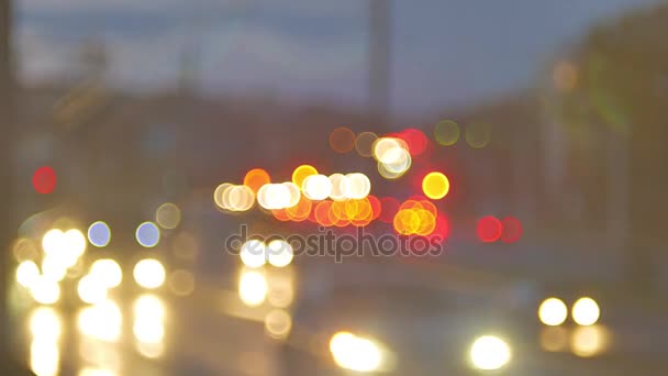 Életlenítés a háttérben. Éjszakai forgalom körökben mozgó bokeh. Defocused éjszakai közlekedési lámpák minden este City. Mozgó részecskék. Színes, homályos, bokeh fények háttér. — Stock videók