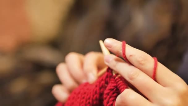 Las manos de mujer cierran tejiendo. — Vídeos de Stock