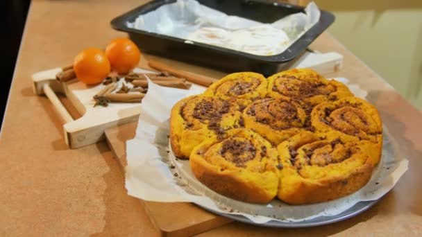 Vrouw uitstrijkjes crème op verse bakken Cinnabon — Stockvideo