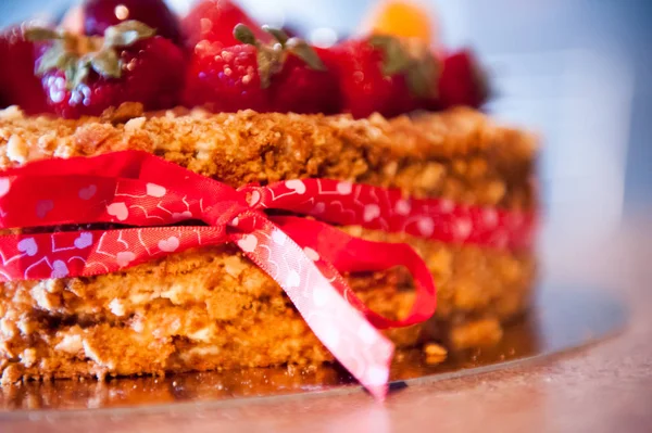 Deliciosa torta com morangos frescos, framboesas e groselhas na mesa . — Fotografia de Stock