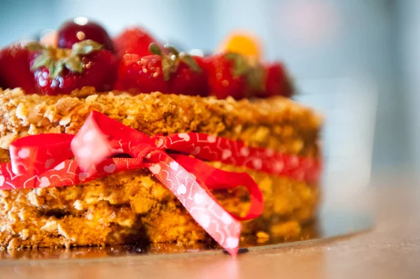 Deliciosa torta com morangos frescos, framboesas e groselhas na mesa . — Fotografia de Stock