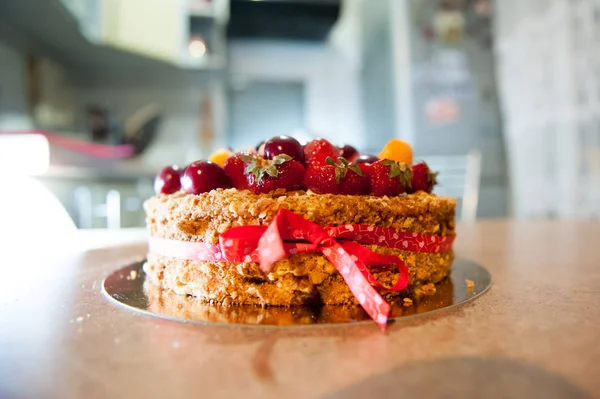 Deliciosa torta com morangos frescos, framboesas e groselhas na mesa . — Fotografia de Stock