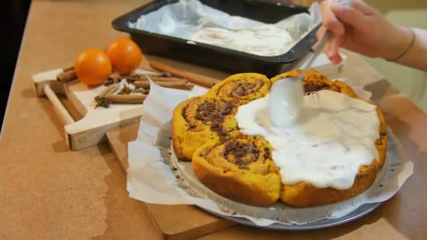 Mujer unta crema en la hornada fresca Cinnabon — Vídeo de stock