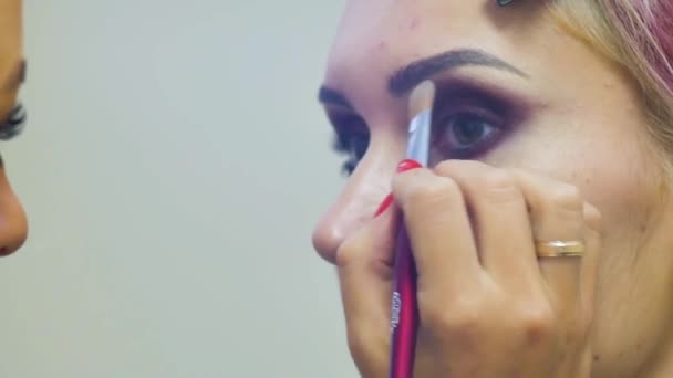 Visagist doen make-up poeder veroorzaakt een grote kwast close-up shot — Stockvideo