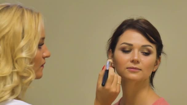 Make-up artist κάνει μακιγιάζ σε σκόνη προκαλεί ένα μεγάλο πινέλο στενή-up shot — Αρχείο Βίντεο