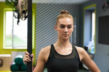 Çekme yapıyor kadınlar trx fitness askıları kavramı egzersiz sağlıklı yaşam spor salonunda silahlarla eğitim ups