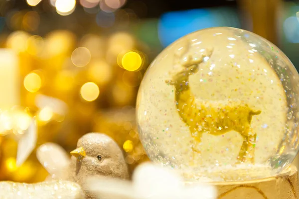 Bir geyik ile Noel kar küresi içinde iç