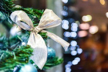 Noel top şerit, baw diğer süslemeleri ve çelenk ile arka plan ağaç üzerinde. kopya alanı.