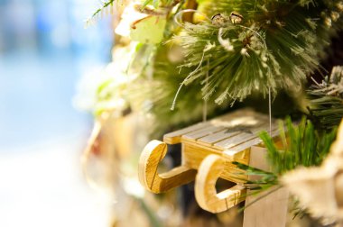 Şube yanan mumlar, kutular, topları, çam kozalakları, ceviz, Accuwest'in diğer süslemeleri ve çelenk arka plan asılı Noel oyuncak eski ahşap kızak. kopya alanı.