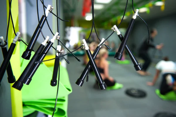 Muitos salto preto pulando cordas penduradas no ginásio para fitness e CrossFit — Fotografia de Stock