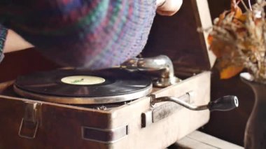 Erkek el temiz gramofon iğne yavaş hareket