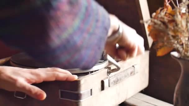 Mans kézzel fordult a fogantyút a régi retro gramofon közeli lassított lövés — Stock videók