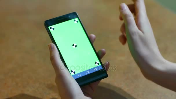 Vrouw met behulp van een slimme telefoon Touchscreen Chroma Key Close-up, vingers maken gebaren aan te raken en het jatten van het scherm van een moderne smartphone. — Stockvideo