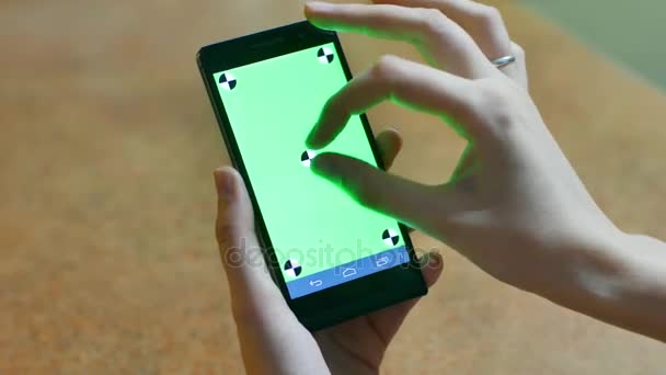 Frauenhände mit Smartphone Touchscreen CHROMA KEY Close-up, Finger machen Gesten, die den Bildschirm eines modernen Smartphones berühren und wischen. — Stockvideo