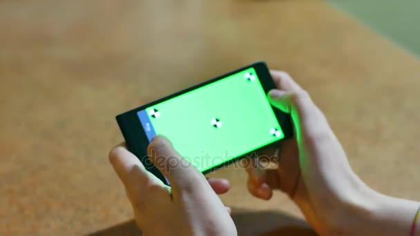 Ženy ruce pomocí chytrého telefonu Touchscreen CHROMA KEY Close-up, prsty gesta dotýkat a přejeďte displej moderního smartphonu. — Stock video