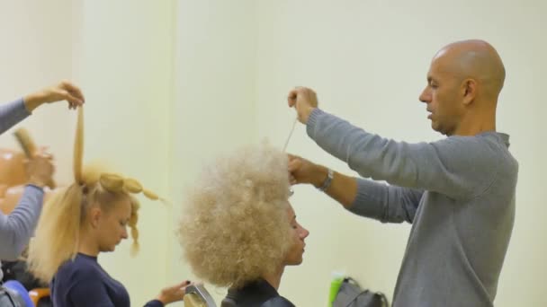 O estilo final do cabelo encaracolado do modelo pelo cabeleireiro no salão de beleza — Vídeo de Stock