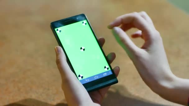 スマートフォンのタッチスクリーンを使用して女性の手クロマキークローズアップ、指は現代のスマートフォンの画面に触れ、スワイプジェスチャーを行います. — ストック動画