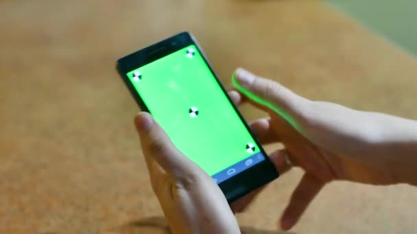 Zakelijke vrouw met behulp van een Smart phone Touchscreen CHROMA KEY Close-up, vingers maken gebaren aanraken en vegen het scherm van een moderne smartphone. — Stockvideo