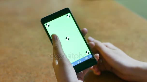 Női kezek segítségével egy Smart telefon Érintőképernyő CHROMA KEY Close-up, Ujjak, hogy gesztusok megható és ellop a képernyőn egy modern okostelefon. — Stock videók