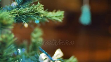 Noel ağacına top asan kadın eller. Kış tatili Noel ve Yeni Yıl Dekorasyonu. Yanıp sönen Garland. Noel ağacı ışıkları parıldıyor.