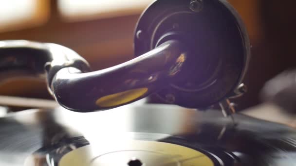 Старый граммофон, играющий пластинку, крупным планом — стоковое видео