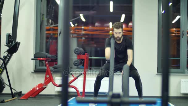 En vit curly-haired vuxen man gör crossfit träning med rep — Stockvideo