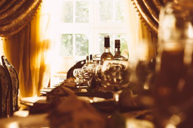 Tablo büyük Fransız pencereleri arka plan üzerinde hizmet