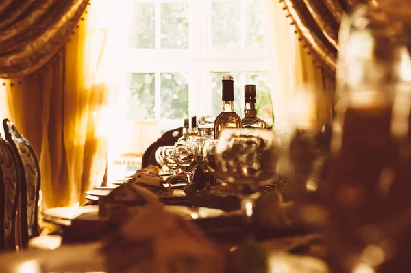 Tablo büyük Fransız pencereleri arka plan üzerinde hizmet