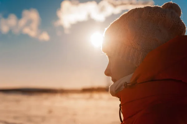 Ritratto luminoso di una ragazza nel freddo amaro nel nord retroilluminato — Foto Stock