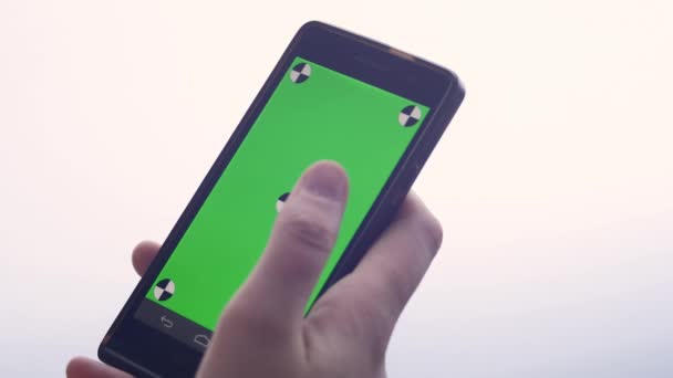 Деловая женщина с помощью сенсорного экрана смартфона CHROMA KEY- крупным планом, пальчики делают жесты трогательные и стягивания и прокрутки экрана современного смартфона — стоковое видео
