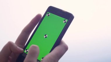 Akıllı telefon dokunmatik ekran KEY- yakın çekim kullanan bir iş kadını, Parmaklar yazıya dokunur ve modern akıllı telefon ekranını kaydırır.