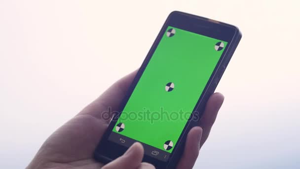 Femme d'affaires utilisant un téléphone intelligent Écran tactile CHROMA KEY- Gros plan, Doigts faire des gestes touchant et glisser et faire défiler l'écran d'un smartphone moderne 