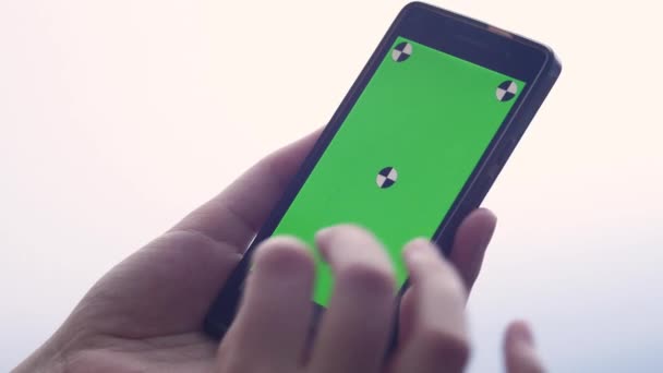 Femme d'affaires utilisant un téléphone intelligent Écran tactile CHROMA KEY- Gros plan, Doigts faire des gestes touchant la dactylographie texte et glisser et faire défiler l'écran d'un smartphone moderne